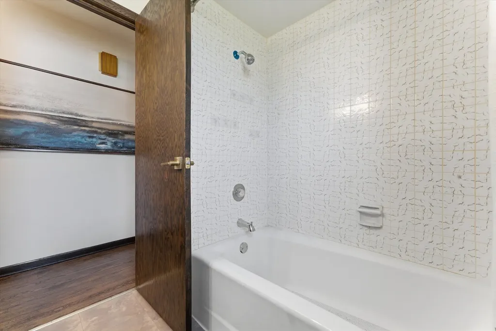 5253 South Moody Avenue Chicago IL 60638