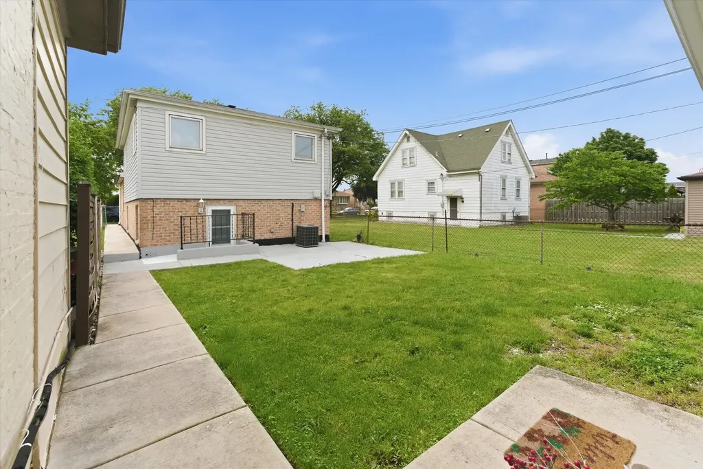 5253 South Moody Avenue Chicago IL 60638