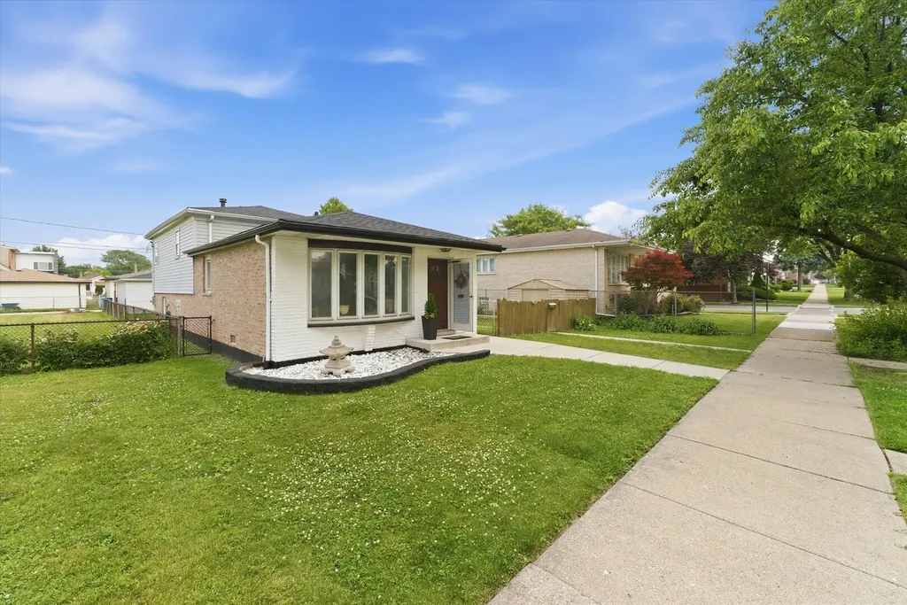 5253 South Moody Avenue Chicago IL 60638
