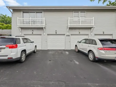 306 Milton Court Bloomingdale IL 60108