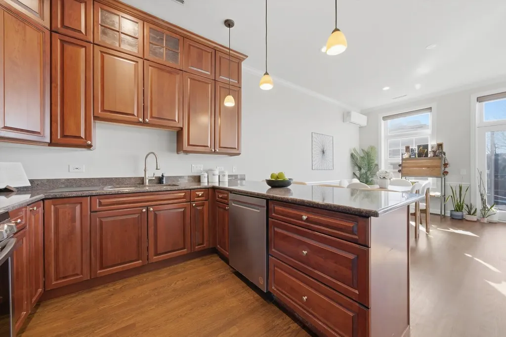 4821 North Damen Avenue N Chicago IL 60625
