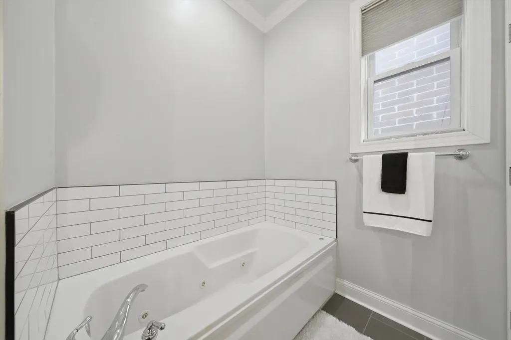 4821 North Damen Avenue N Chicago IL 60625