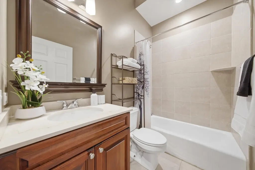 4821 North Damen Avenue N Chicago IL 60625
