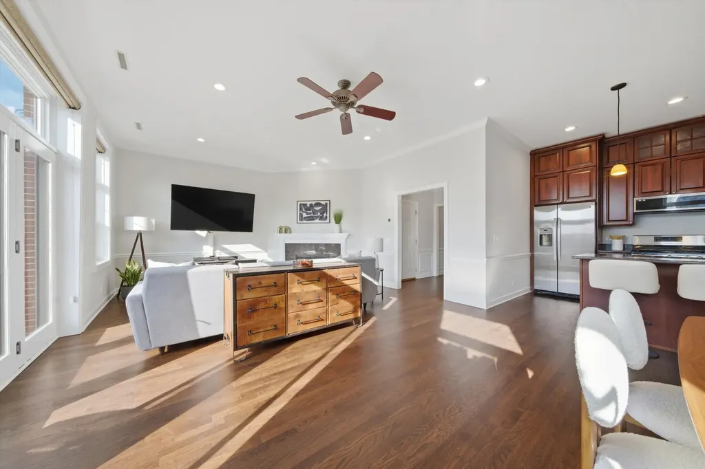 4821 North Damen Avenue N Chicago IL 60625