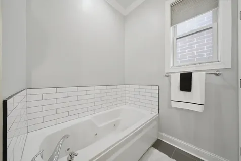 4821 North Damen Avenue N Chicago IL 60625