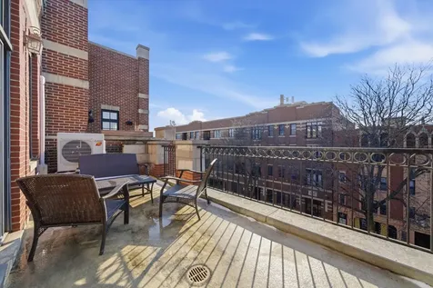 4821 North Damen Avenue N Chicago IL 60625