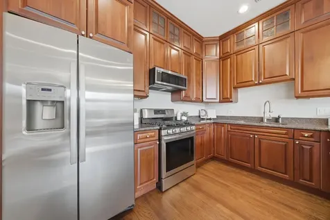 4821 North Damen Avenue N Chicago IL 60625
