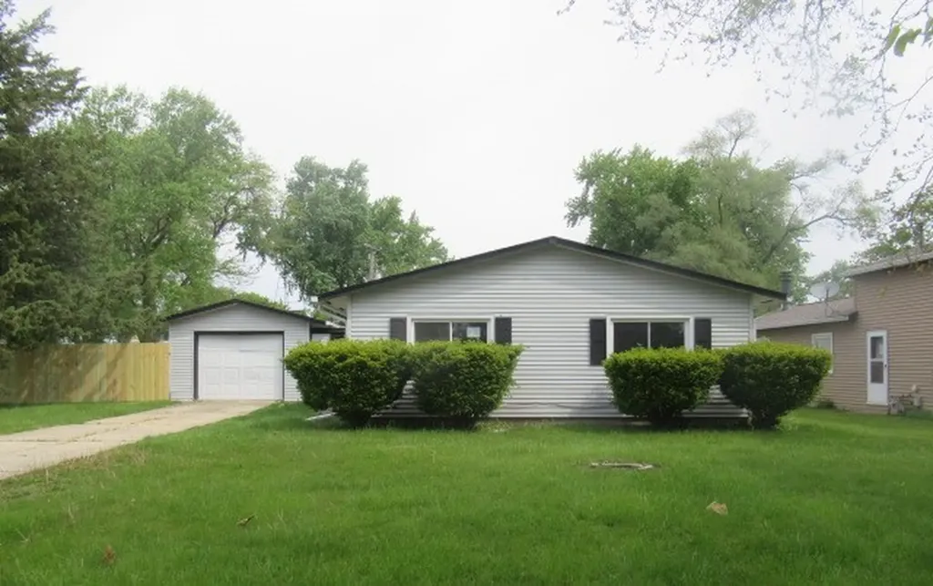 12 Circle Drive E Montgomery IL 60538