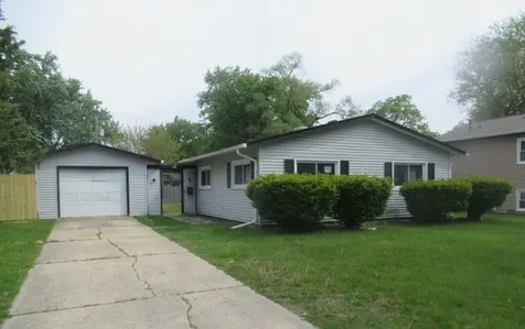 12 Circle Drive E Montgomery IL 60538