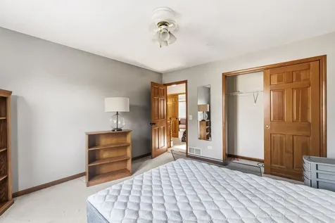 2005 Red Barn Road Woodstock IL 60098