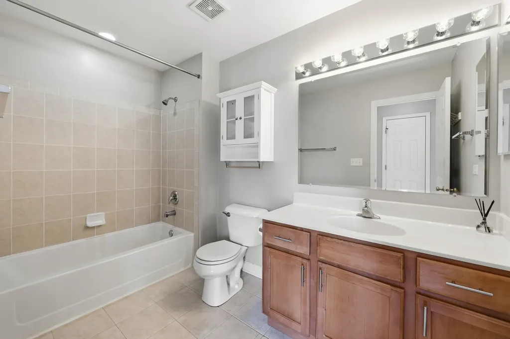 1103 Bartholdi Court Carol Stream IL 60188