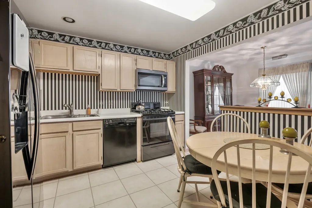75 Larch Court Schaumburg IL 60193