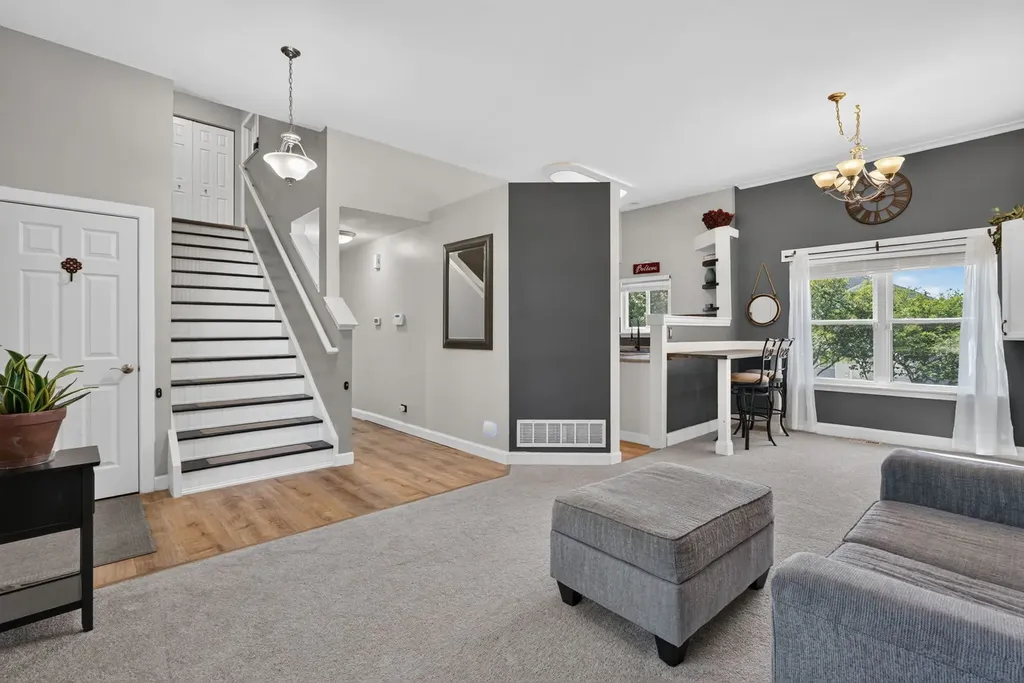 2067 Stephen Street Aurora IL 60502