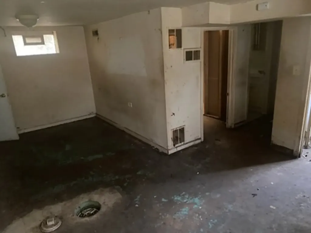 9137 South Essex Avenue Chicago IL 60617