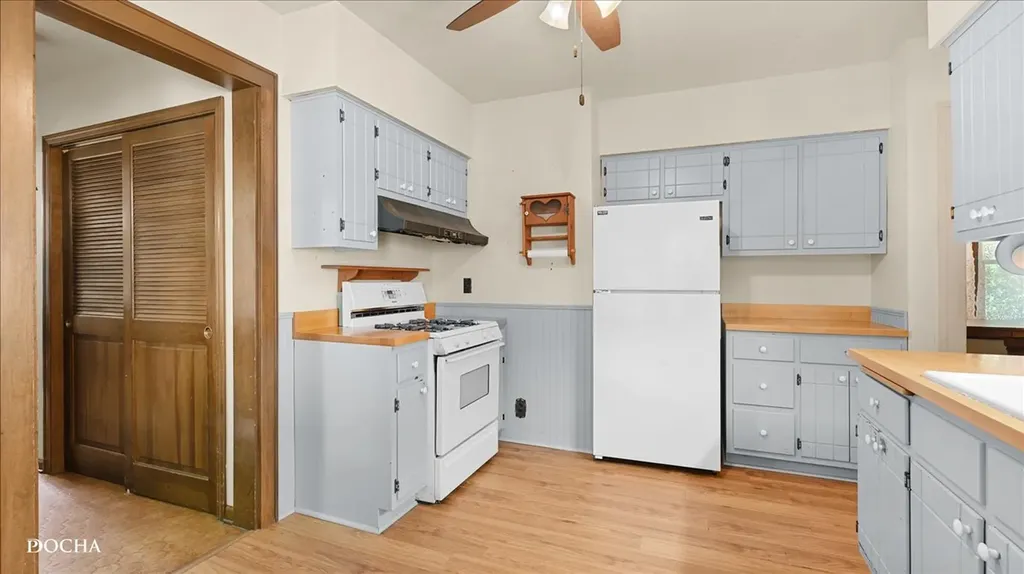 144 South Commonwealth Avenue Aurora IL 60506