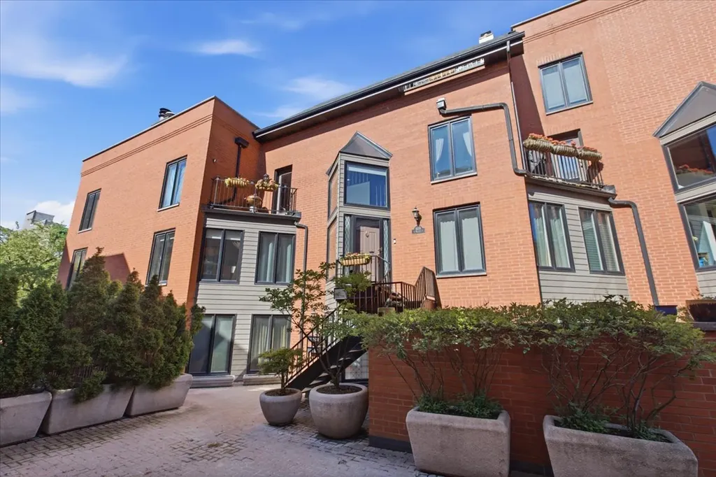 1608 North St Michaels Court Chicago IL 60614