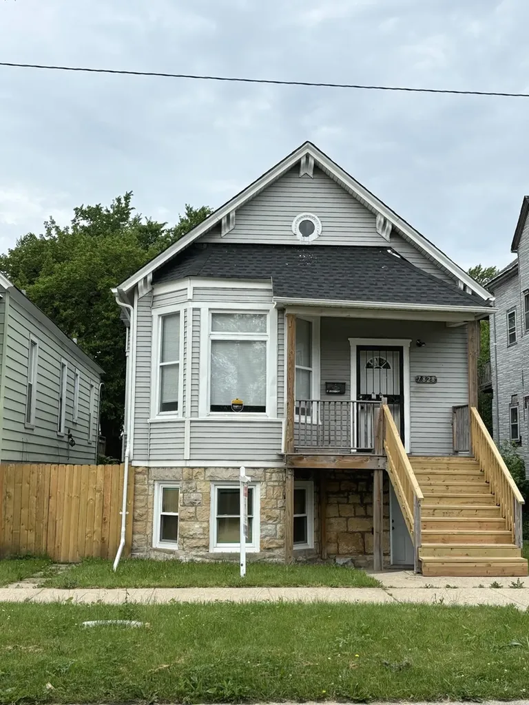 7828 South Escanaba Avenue Chicago IL 60649
