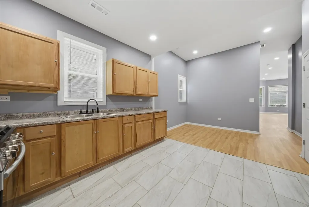 7828 South Escanaba Avenue Chicago IL 60649