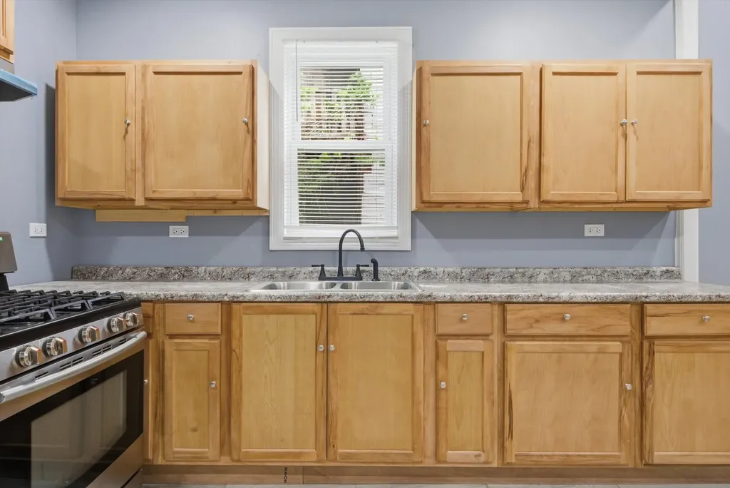 7828 South Escanaba Avenue Chicago IL 60649