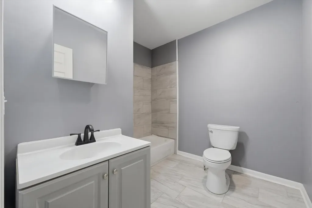 7828 South Escanaba Avenue Chicago IL 60649