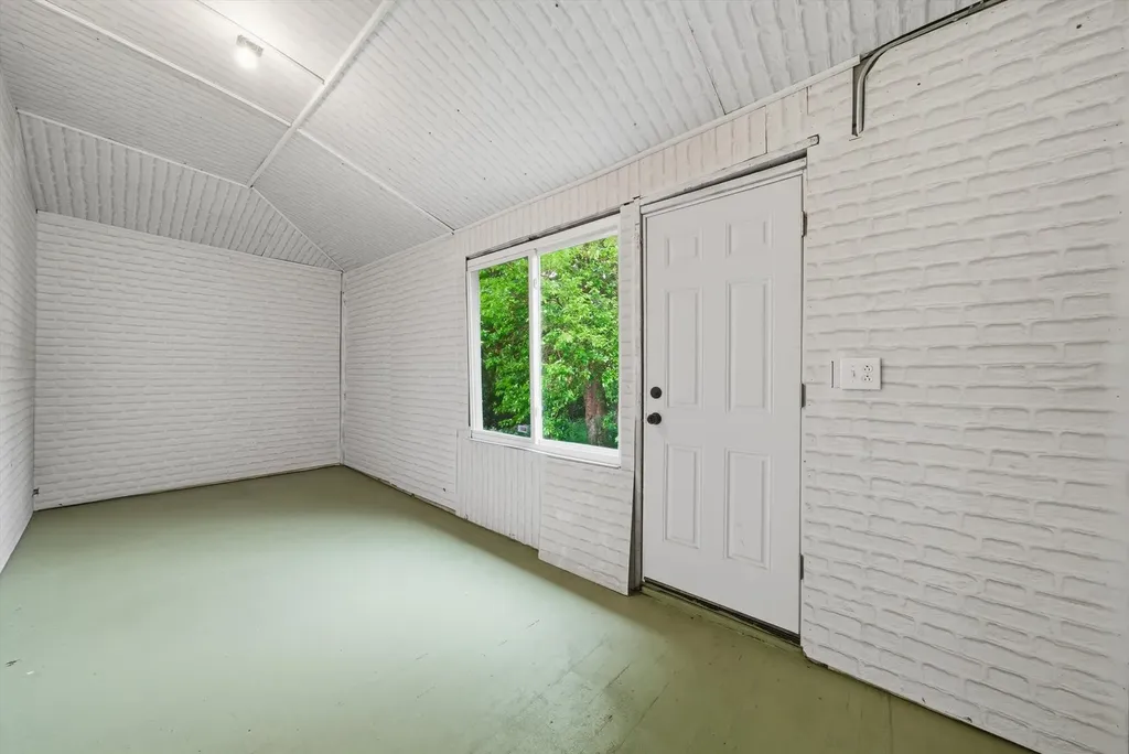 7828 South Escanaba Avenue Chicago IL 60649