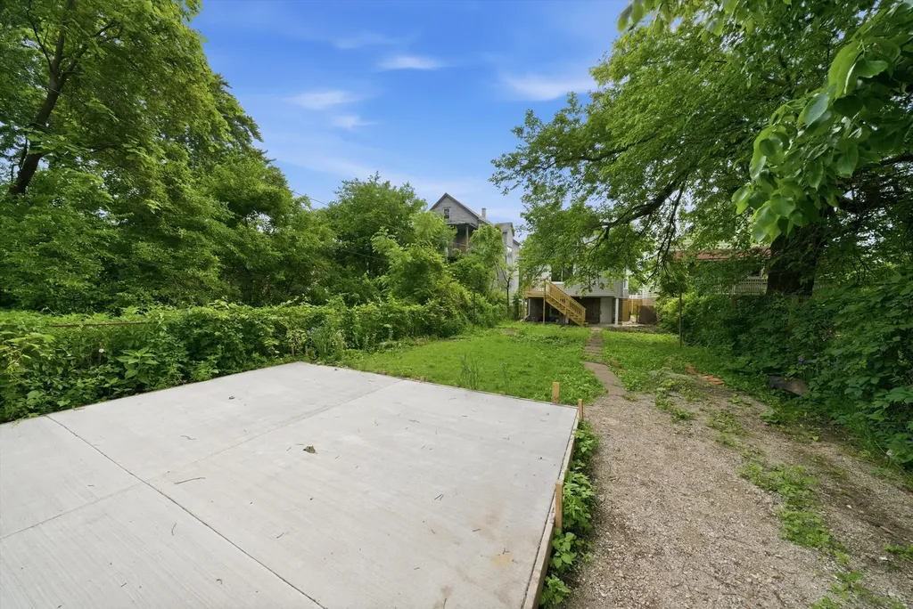 7828 South Escanaba Avenue Chicago IL 60649