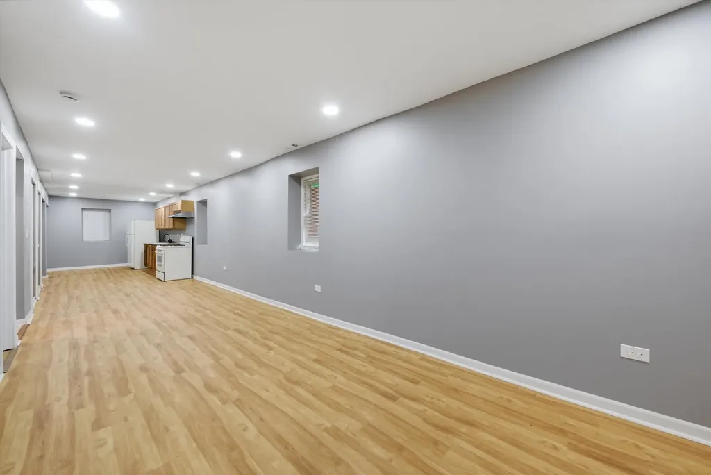 7828 South Escanaba Avenue Chicago IL 60649