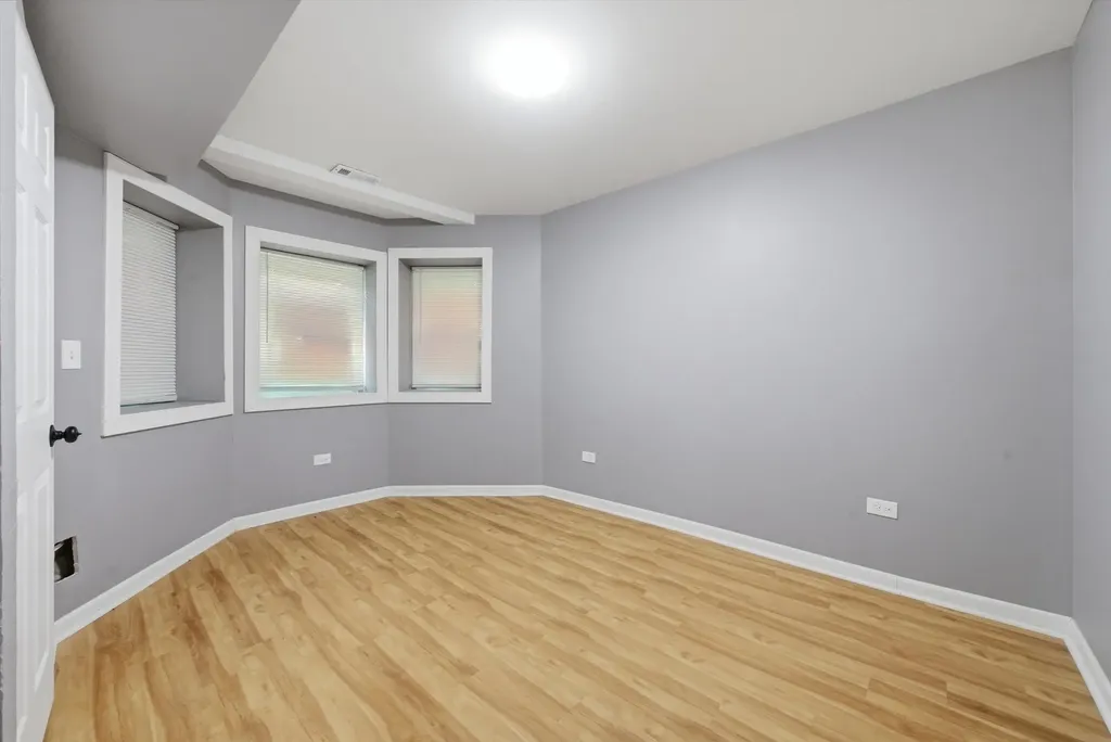 7828 South Escanaba Avenue Chicago IL 60649