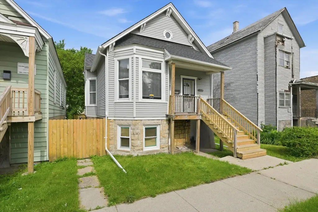 7828 South Escanaba Avenue Chicago IL 60649