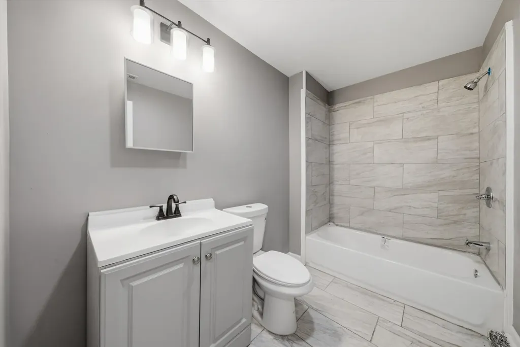 7828 South Escanaba Avenue Chicago IL 60649