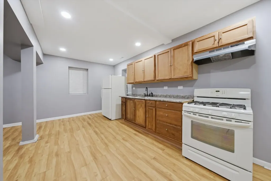 7828 South Escanaba Avenue Chicago IL 60649