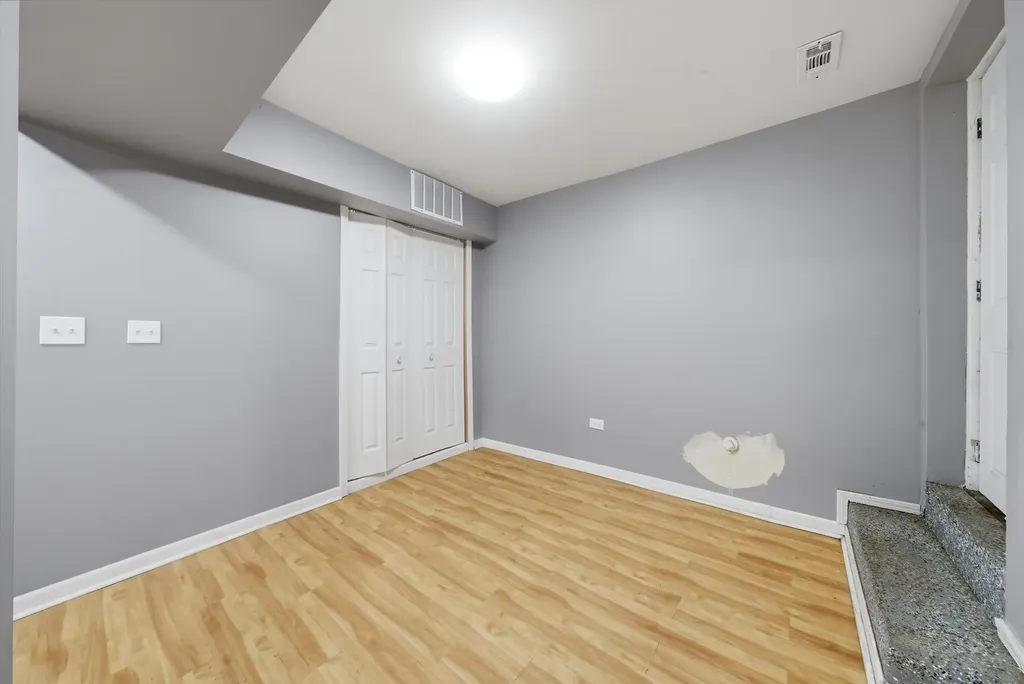 7828 South Escanaba Avenue Chicago IL 60649