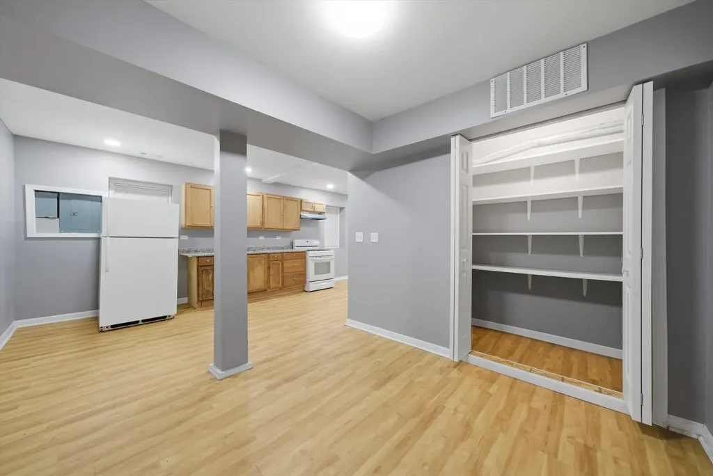 7828 South Escanaba Avenue Chicago IL 60649