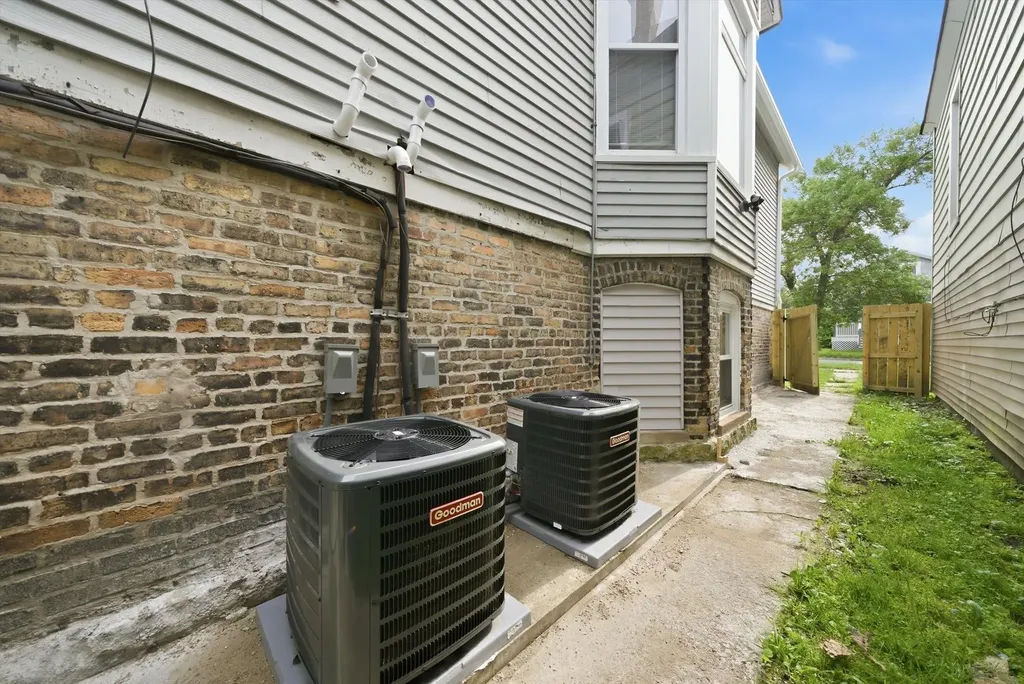 7828 South Escanaba Avenue Chicago IL 60649