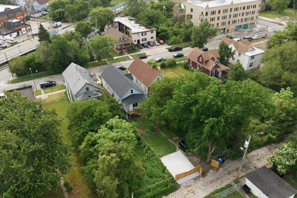 7828 South Escanaba Avenue Chicago IL 60649