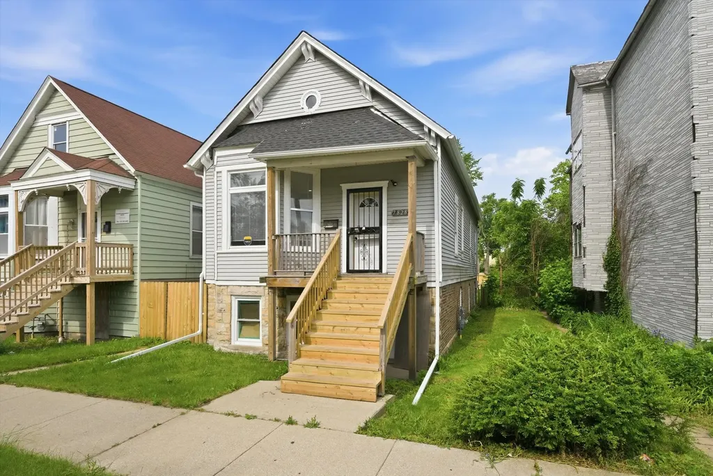 7828 South Escanaba Avenue Chicago IL 60649