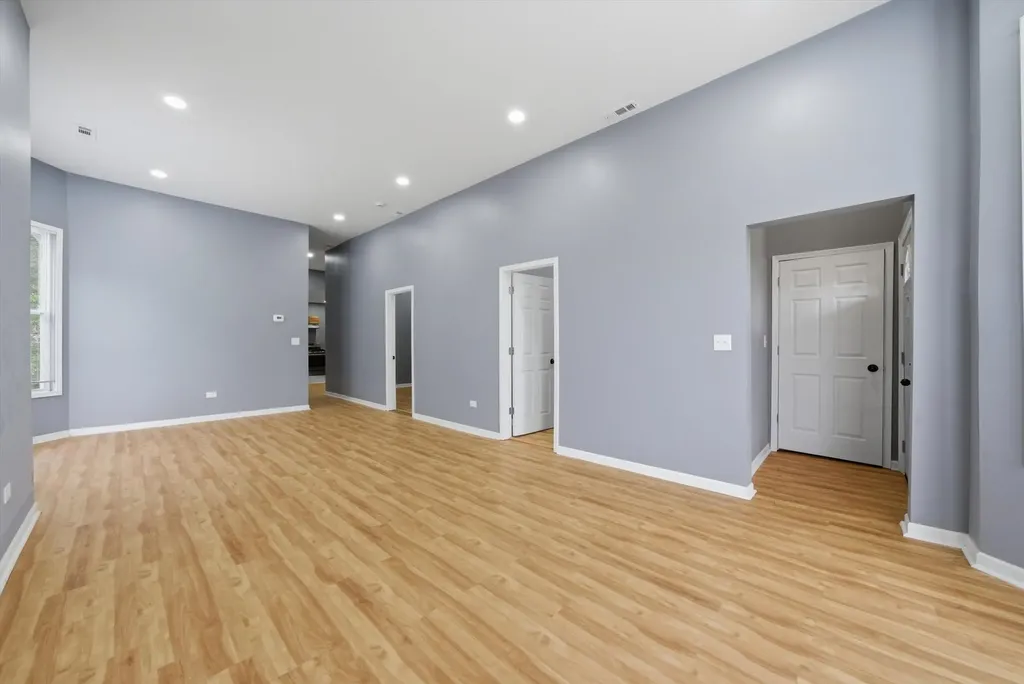 7828 South Escanaba Avenue Chicago IL 60649