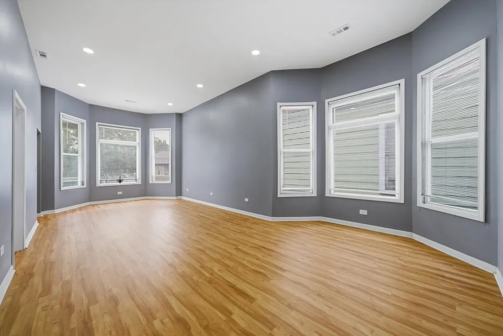 7828 South Escanaba Avenue Chicago IL 60649