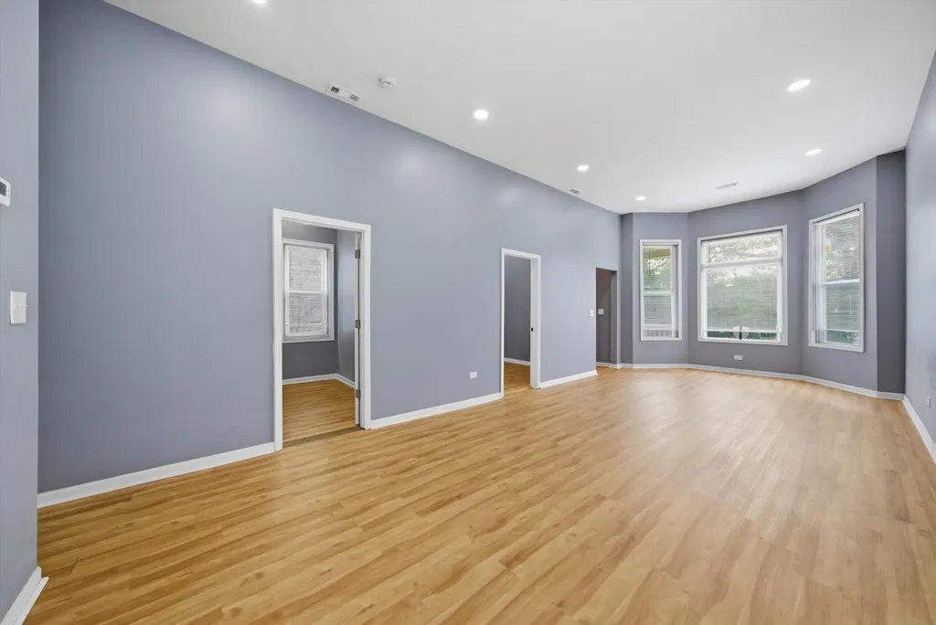 7828 South Escanaba Avenue Chicago IL 60649