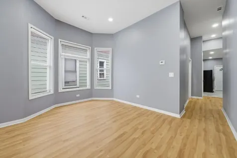 7828 South Escanaba Avenue Chicago IL 60649