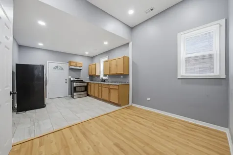 7828 South Escanaba Avenue Chicago IL 60649