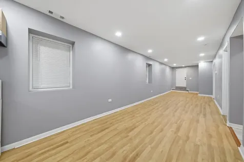 7828 South Escanaba Avenue Chicago IL 60649