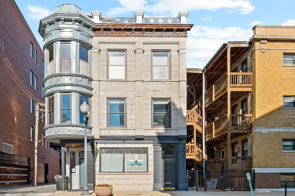 3907 North Damen Avenue Chicago IL 60618