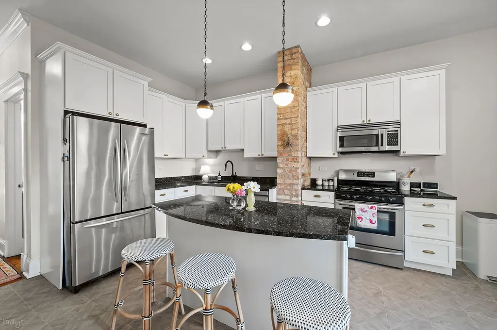 3907 North Damen Avenue Chicago IL 60618