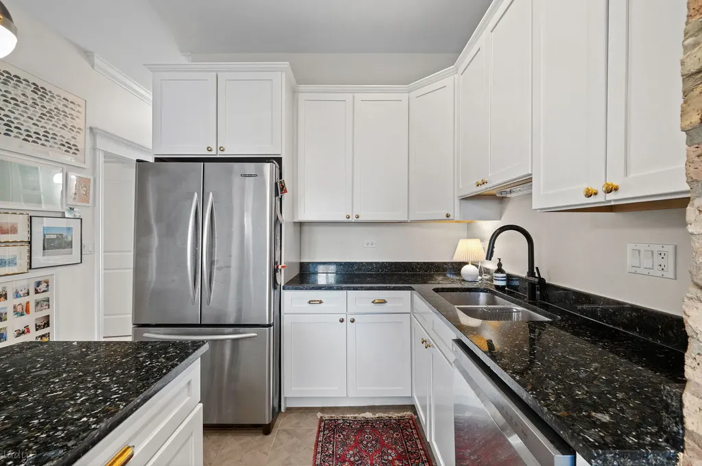 3907 North Damen Avenue Chicago IL 60618