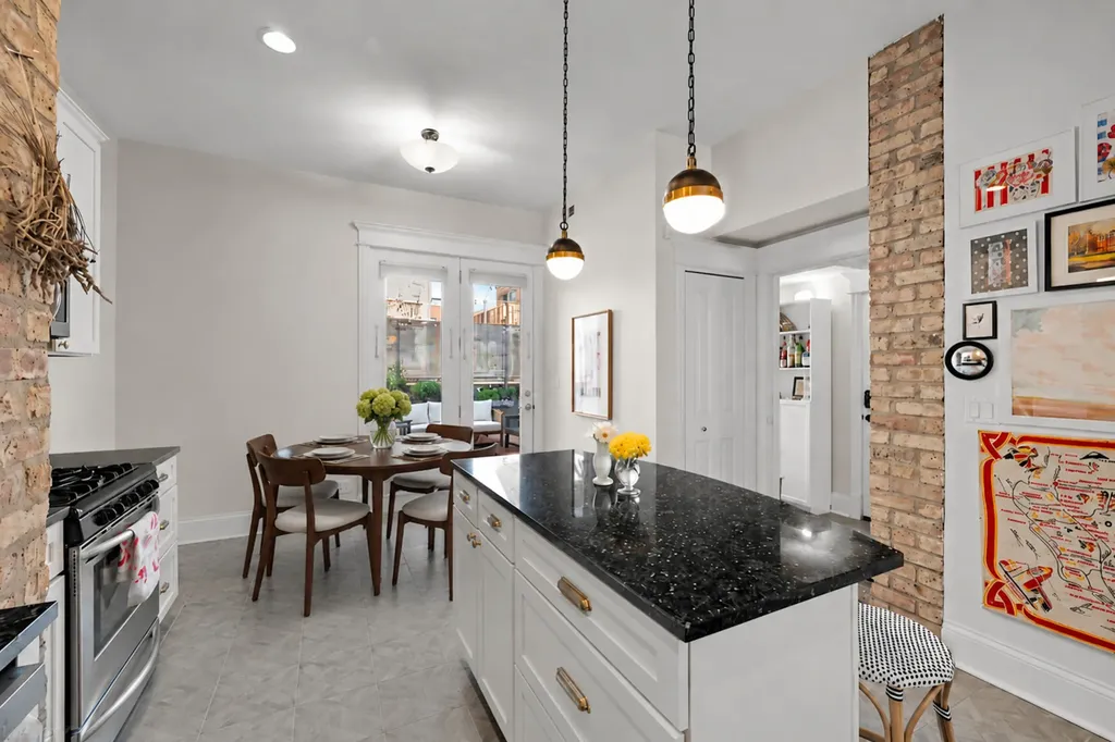 3907 North Damen Avenue Chicago IL 60618