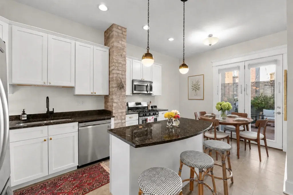 3907 North Damen Avenue Chicago IL 60618