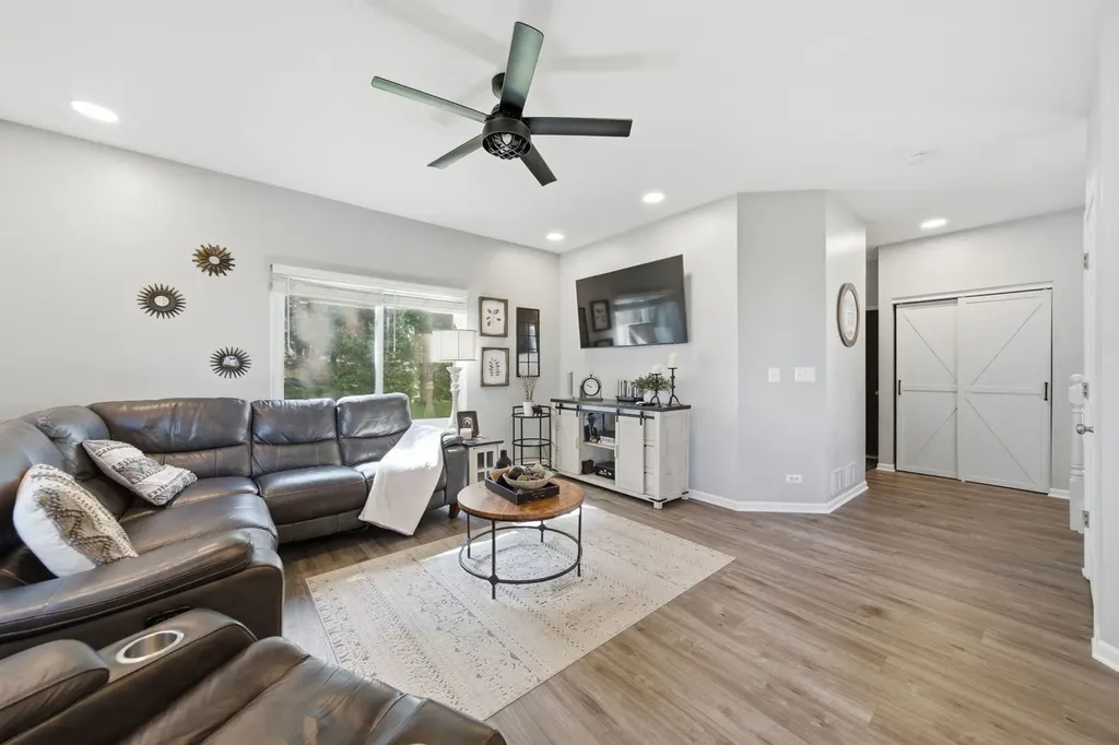 6 Hazelwood Court Lake In The Hills IL 60156
