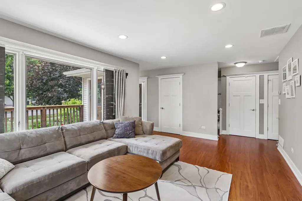 2802 Hawk Lane Rolling Meadows IL 60008