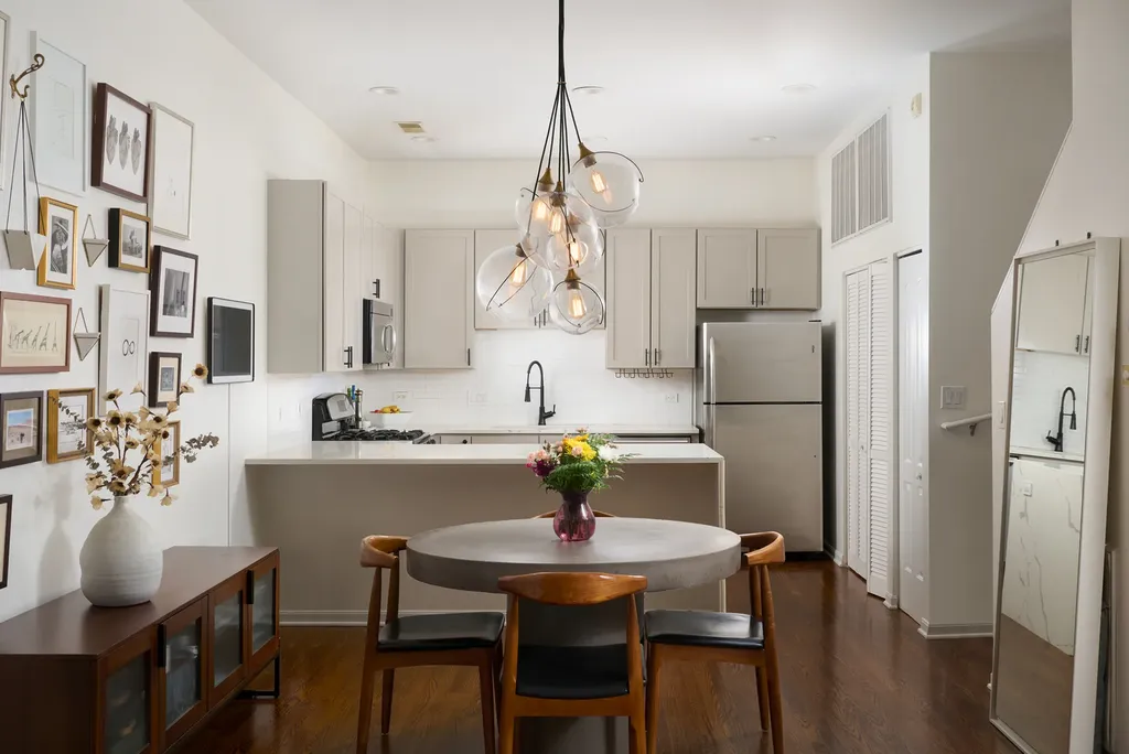 952 North Crosby Street Chicago IL 60610
